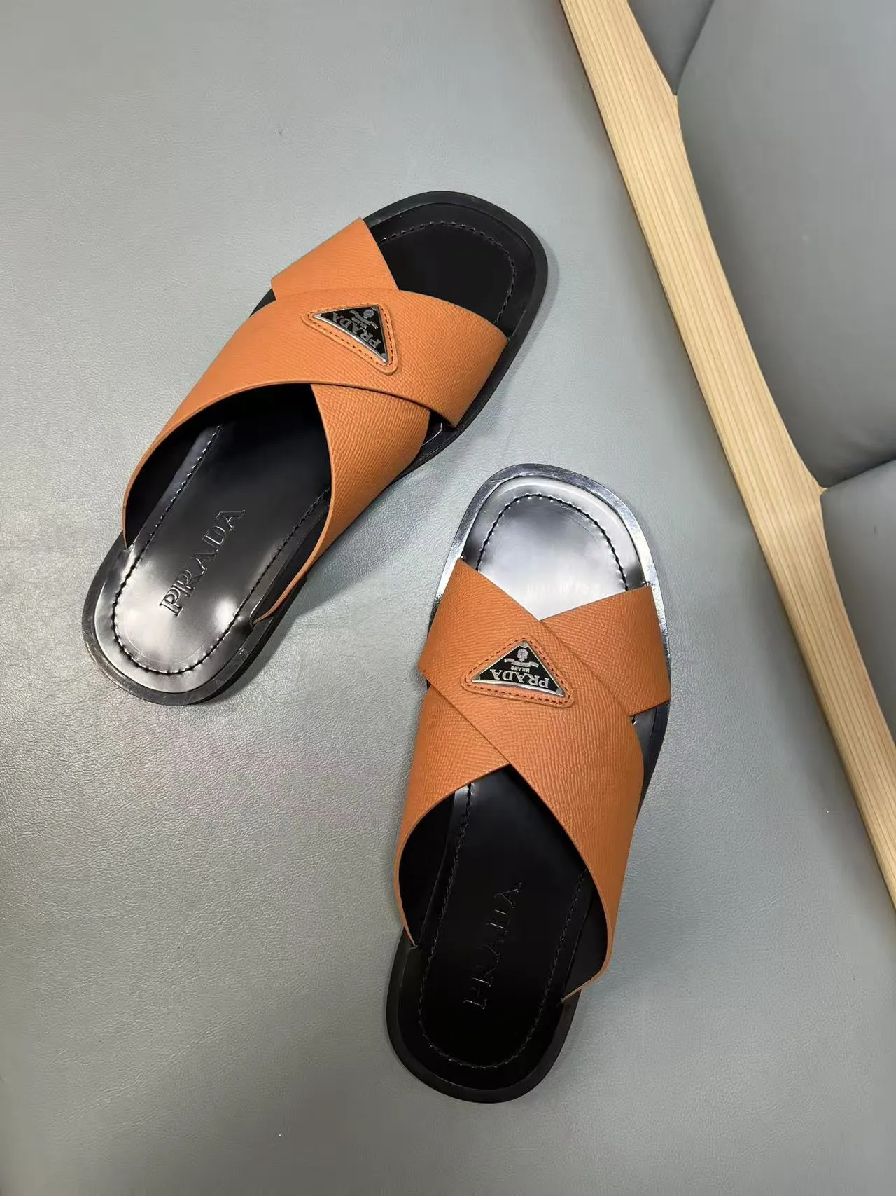 340💰PRADA Prada’s latest slippers are synchronized with the official website. This slipper is made of the brand’s unique and iconic Saffiano leather. The brand logo jumps out from the double straps, and the brand style is clearly visible. Cowhide gives men elegant charm and functional design, making it an ideal choice for vacation and leisure. Size:38-45